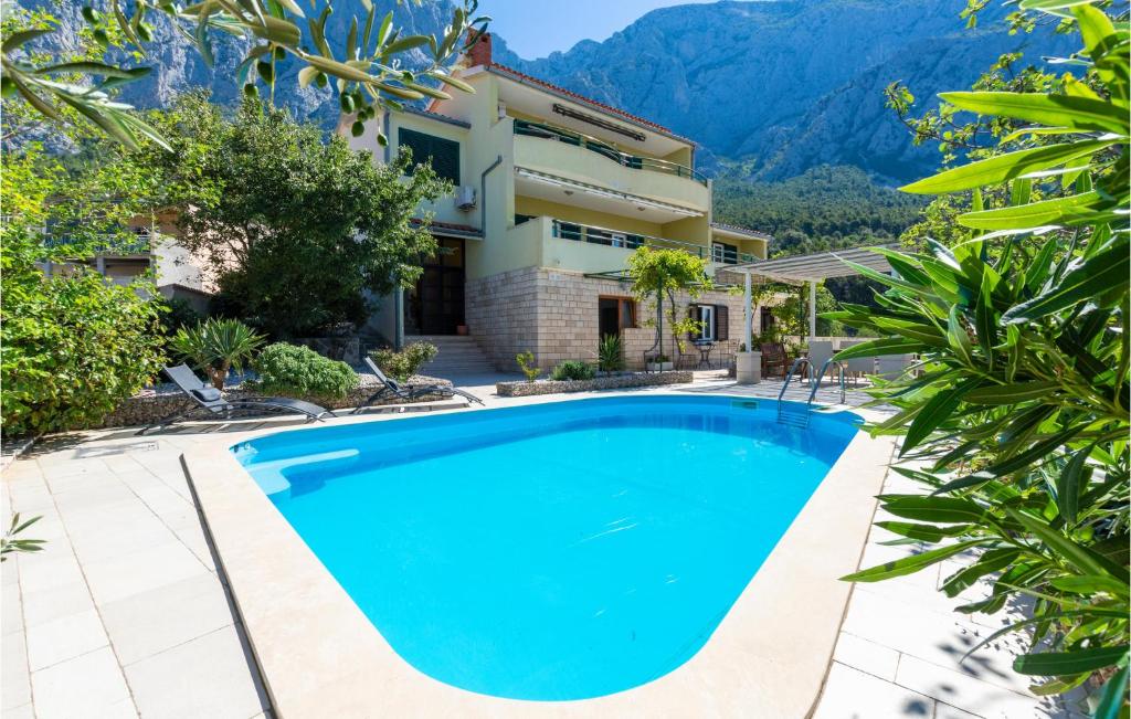 Bazén v ubytování Lovely Home In Makarska With Kitchen nebo v jeho okolí