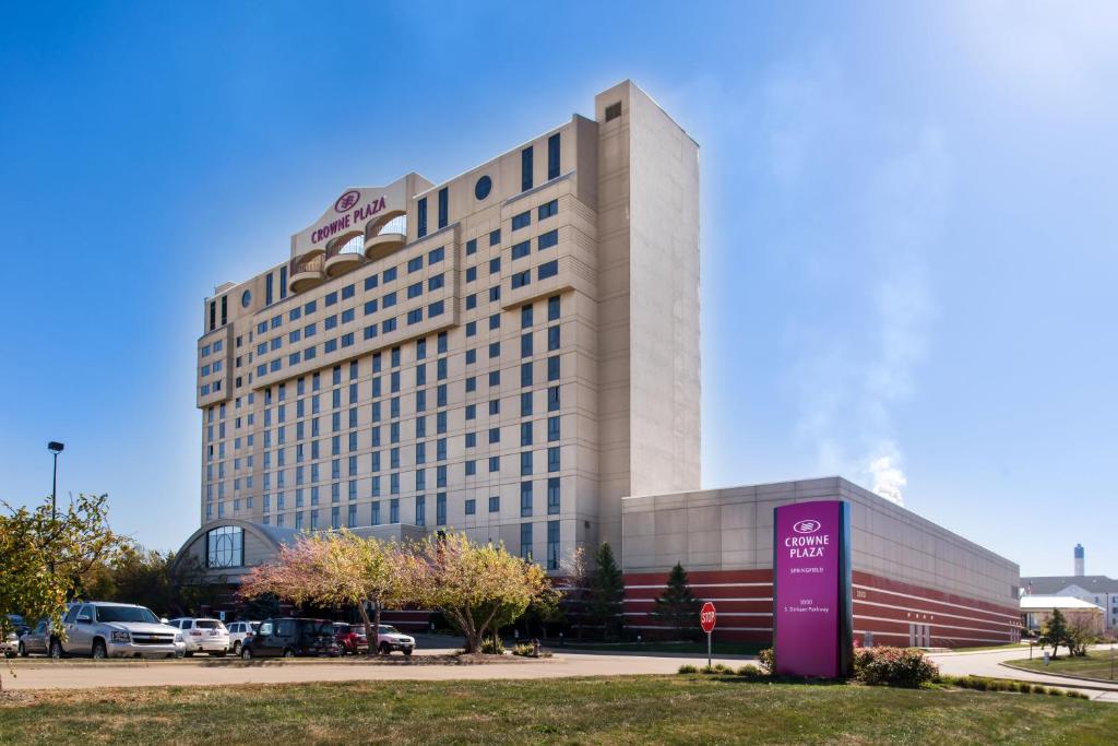 un gran edificio con una señal púrpura delante de él en Crowne Plaza Springfield Convention Center, an IHG Hotel en Springfield