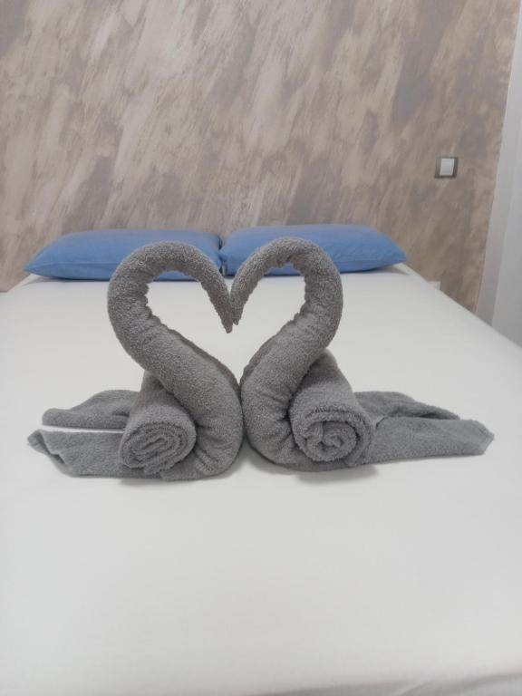 dos toallas de cisne sentadas en una cama en Casa Brava, en Alicante