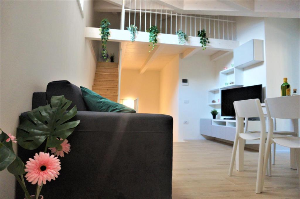 salon z kanapą, stołem i krzesłami w obiekcie CASA BALDO w Arco
