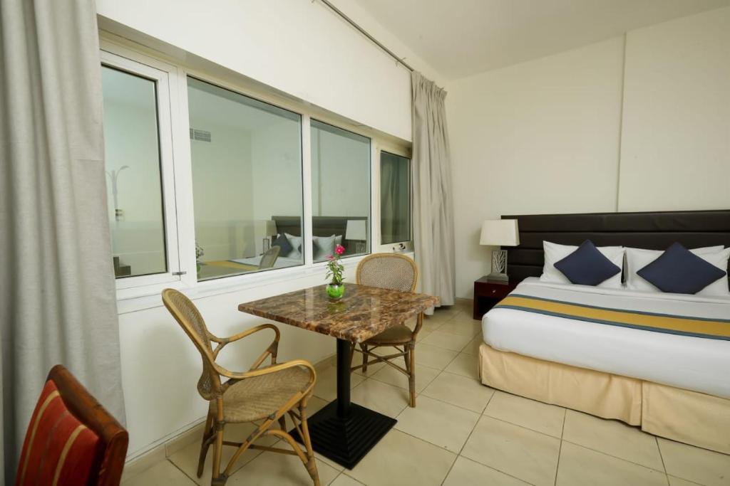 Een bed of bedden in een kamer bij Mermaid Beach Hotel LLC