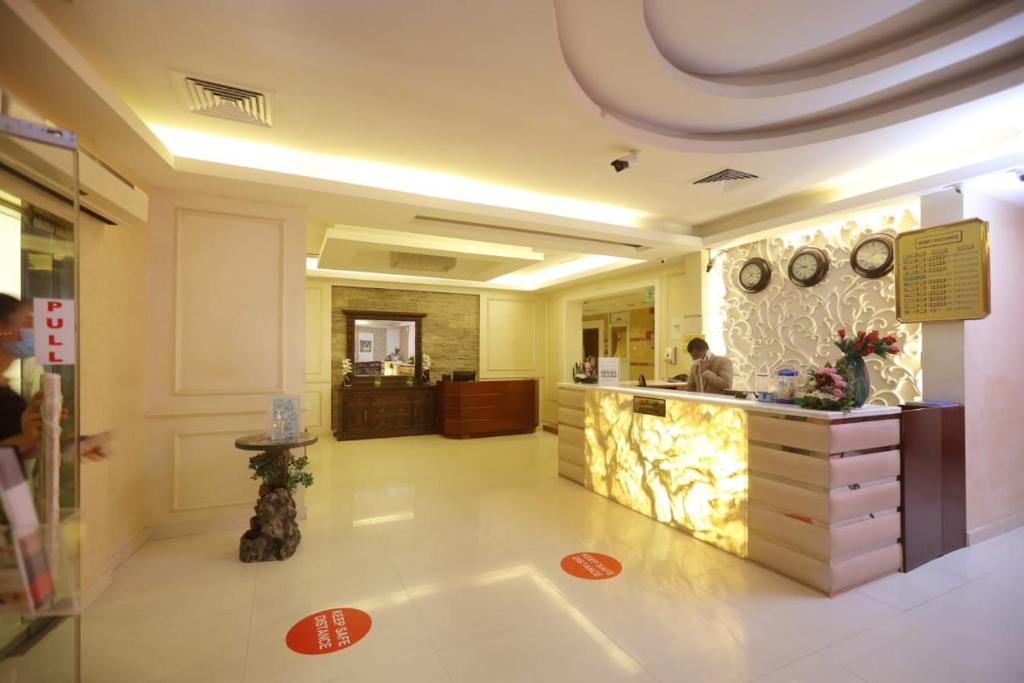 een lobby van een restaurant met een bar in een kamer bij Mermaid Beach Hotel LLC in Ajman 