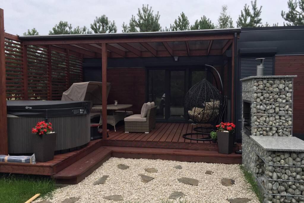 - un pavillon avec un barbecue et une terrasse dans l'établissement Domek SunRelax z jacuzzi niedaleko Suntago, à Korytów