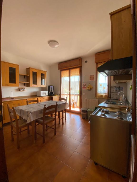 una cucina con tavolo, sedie e piano cottura di Da Debby a Pisa