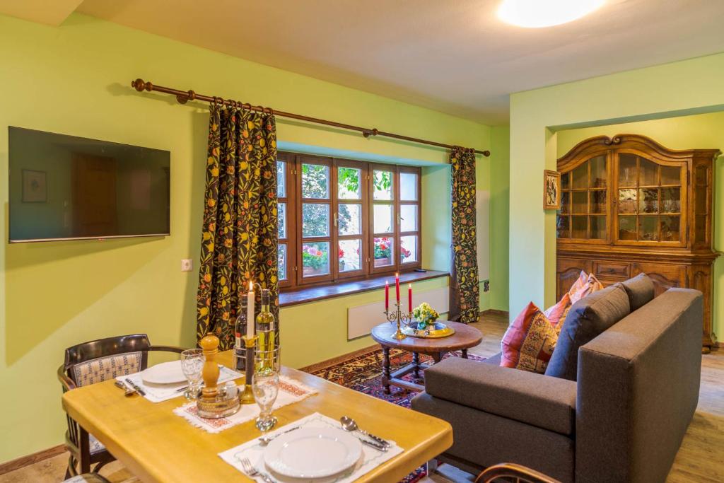 Televízia a/alebo spoločenská miestnosť v ubytovaní Putzenhof Appartements