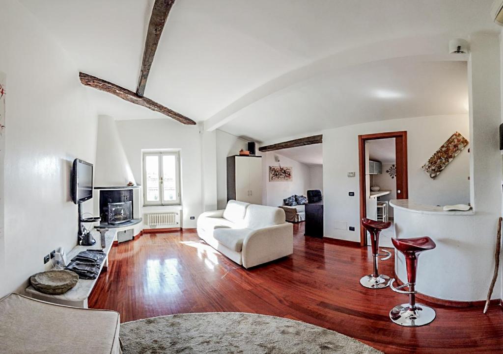 - un salon avec un canapé blanc et une table dans l'établissement Splendida mansarda open space, finiture di lusso., à Carrara