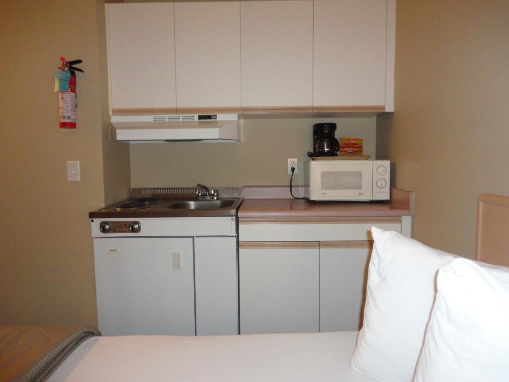 Kuchyň nebo kuchyňský kout v ubytování Super 8 by Wyndham West Kelowna BC
