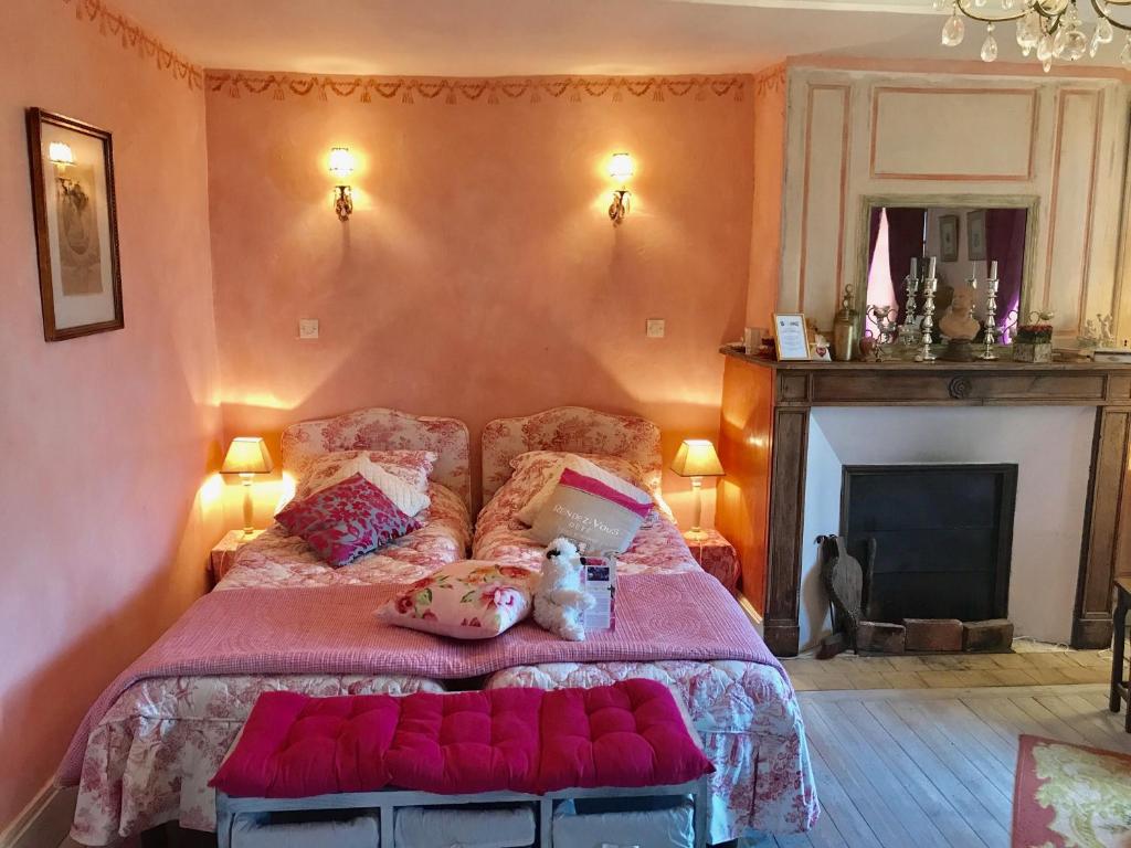 サン・ソヴァール・アン・ピュイゼイユにあるMaison Marthe B & Bの赤い毛布が掛けられた大きなベッドのある寝室