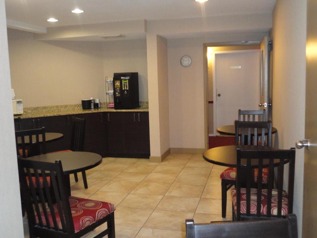 Kuchyň nebo kuchyňský kout v ubytování Super 8 by Wyndham West Kelowna BC
