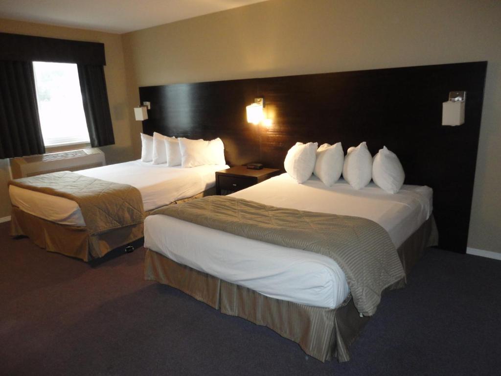Postel nebo postele na pokoji v ubytování Super 8 by Wyndham West Kelowna BC