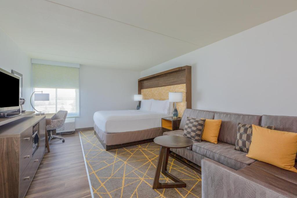 Holiday Inn La Mirada Buena Park, an IHG Hotel - 