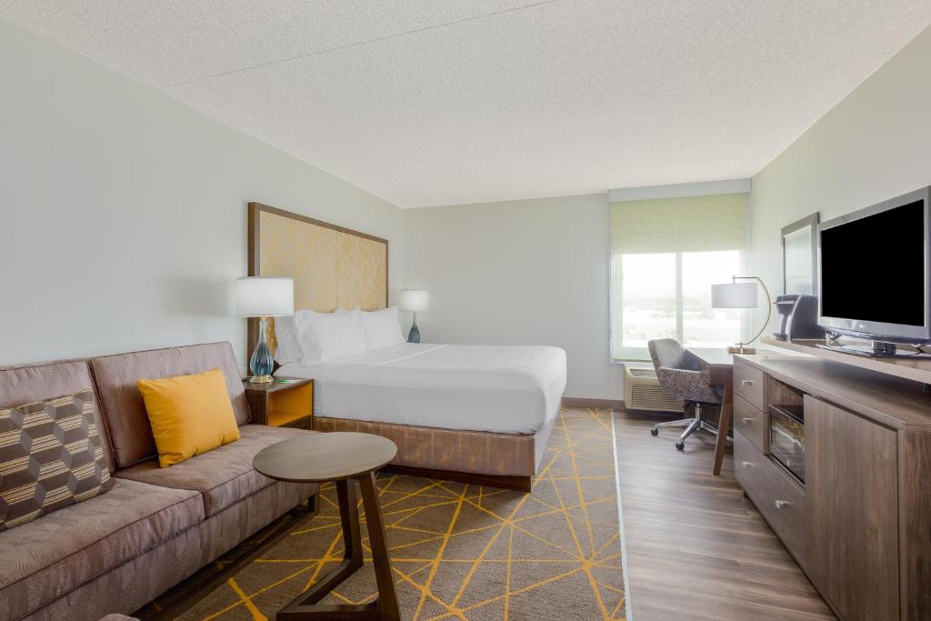 Holiday Inn La Mirada Buena Park, an IHG Hotel - 
