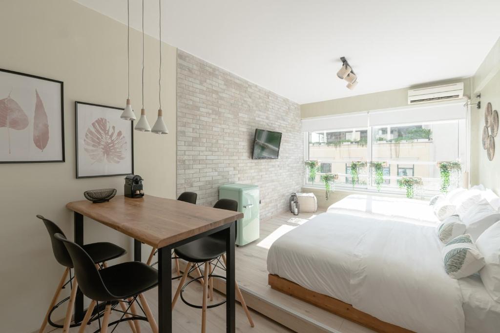 Posteľ alebo postele v izbe v ubytovaní Eunoia - Beautiful Living in the Heart of Athens
