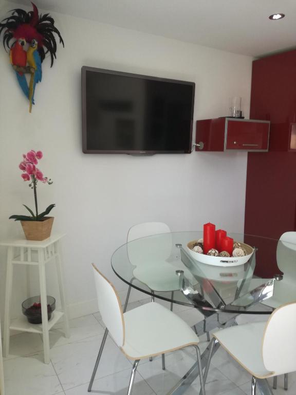 Telewizja i/lub zestaw kina domowego w obiekcie Bungalow con piscina Maspalomas