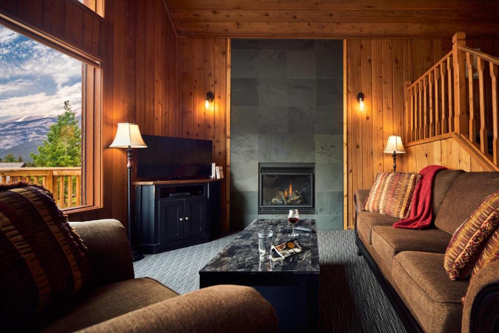 Area soggiorno di Banff Gate Mountain Resort
