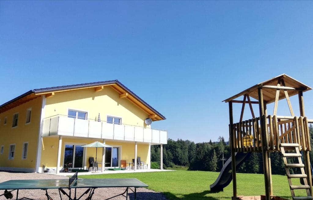 een uitzicht op een huis met een speeltuin bij Feichtingerbauer in Fuschl am See