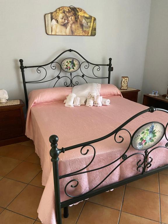 サンタ・マリア・ディ・カステッラバーテにあるBellavistaの黒とピンクのベッド(動物2匹の詰め物付)