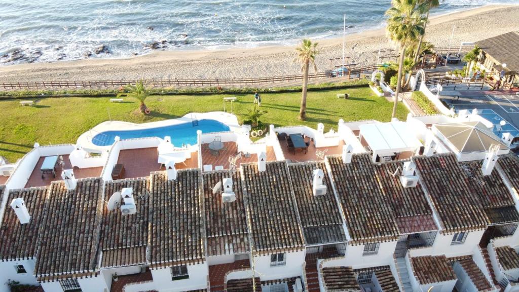 Sitio de CalahondaにあるCasa Victoriaのホテルとビーチの空中を望む