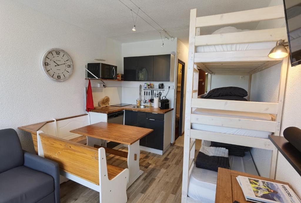 um pequeno apartamento com um beliche e uma cozinha em Le balcon de villard em Villard-de-Lans