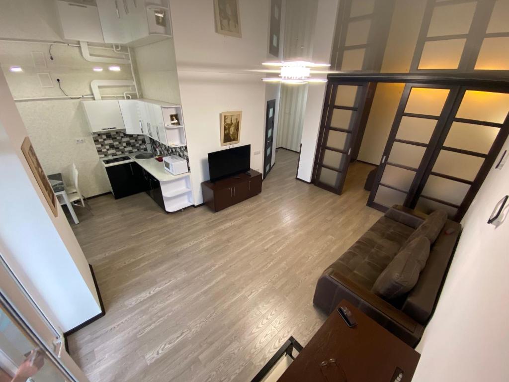 ein Wohnzimmer und eine Küche in einem Apartment mit Luftblick in der Unterkunft Apartment modern style in Truskawez