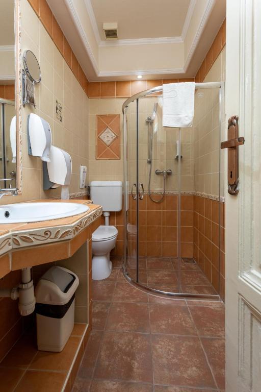 Koupelna v ubytování Illés Hotel
