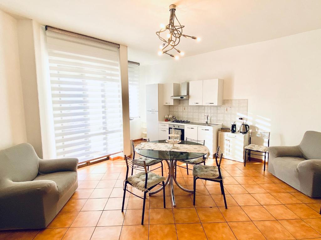 salon ze stołem i krzesłami oraz kuchnię w obiekcie B&B Marilyn's House w mieście Gragnano