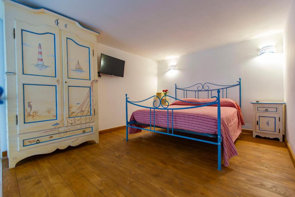 una camera da letto con un letto con telaio blu e un comò di Raito Home costa d'Amalfi a Vietri
