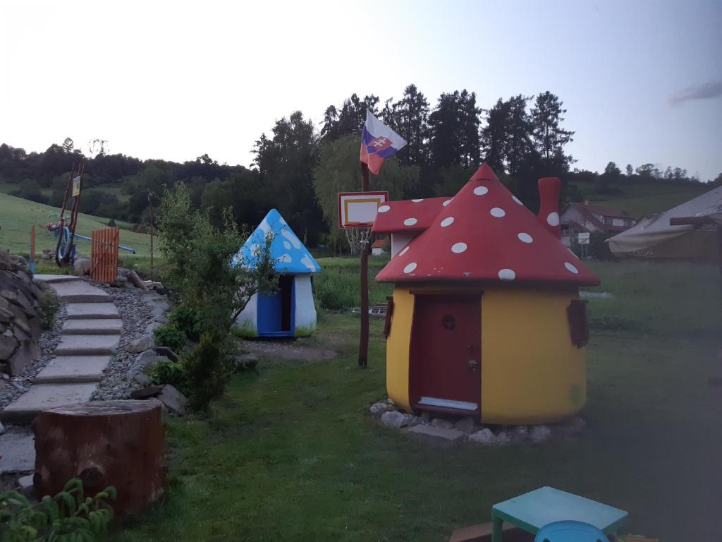 Vonkajšia záhrada v ubytovaní Chata Emka