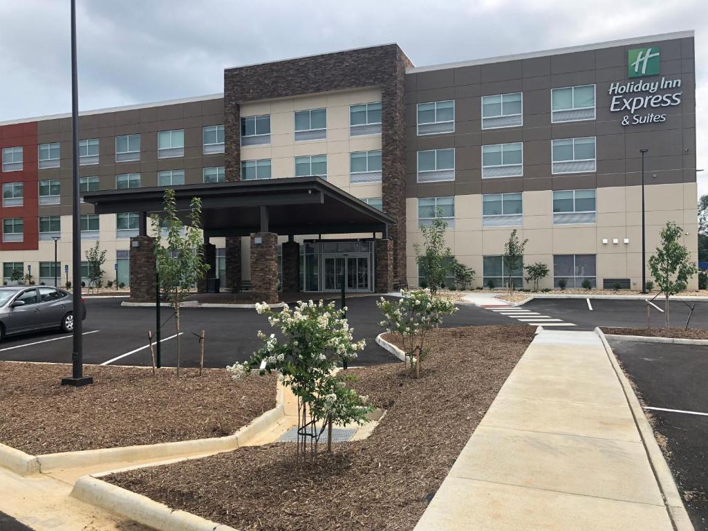 Holiday Inn Express & Suites - Roanoke – Civic Center photo