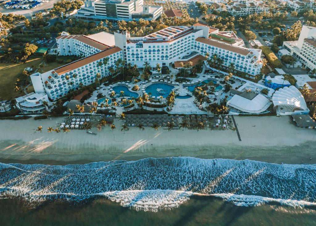 eine Luftansicht eines Resorts am Strand in der Unterkunft Hard Rock Hotel Vallarta All Inclusive in Nuevo Vallarta