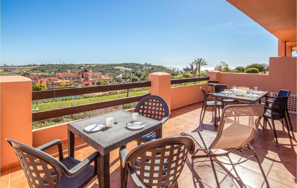 een patio met tafels en stoelen op een balkon bij Casares Del Sol in Casares