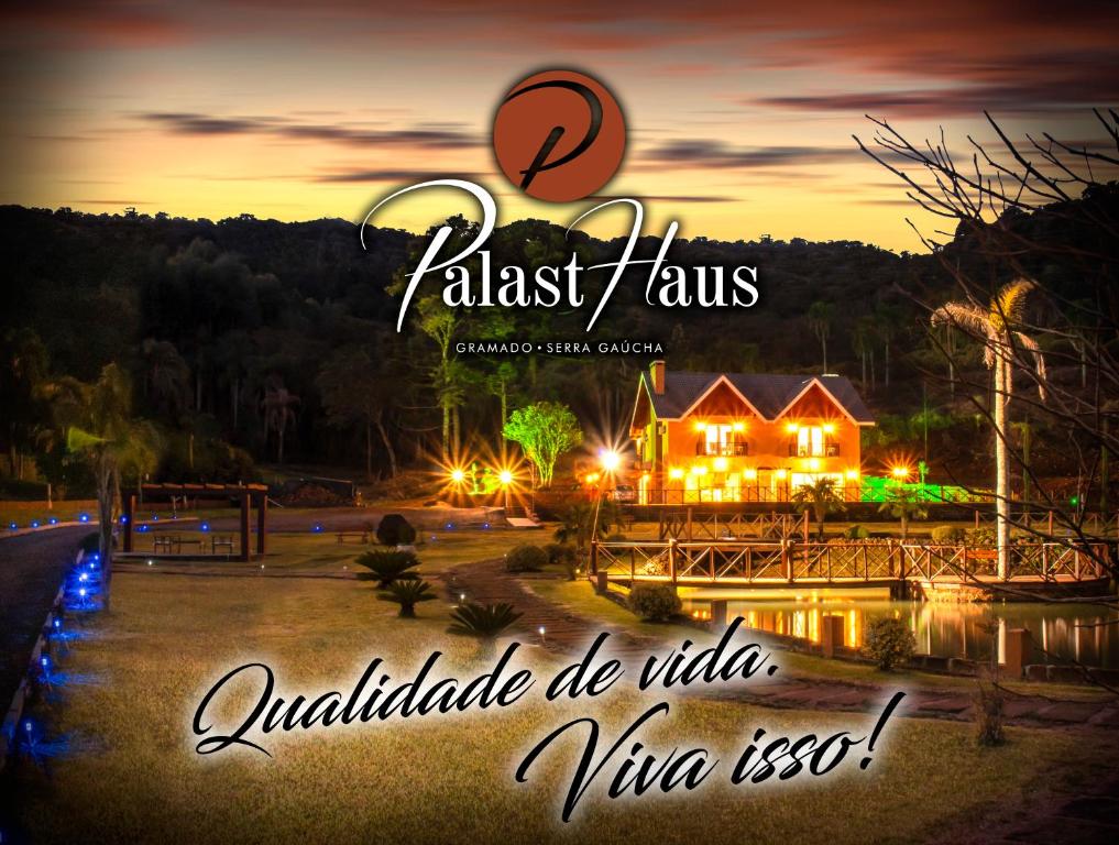 Palast Haus Pousada في غرامادو: صورة منزل في الليل مع كلمات كاذبة فلاش قوانين