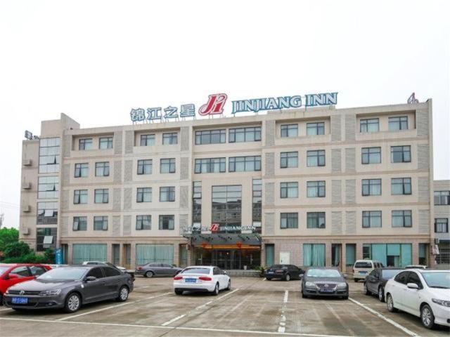 Tòa nhà nơi khách sạn tọa lạc