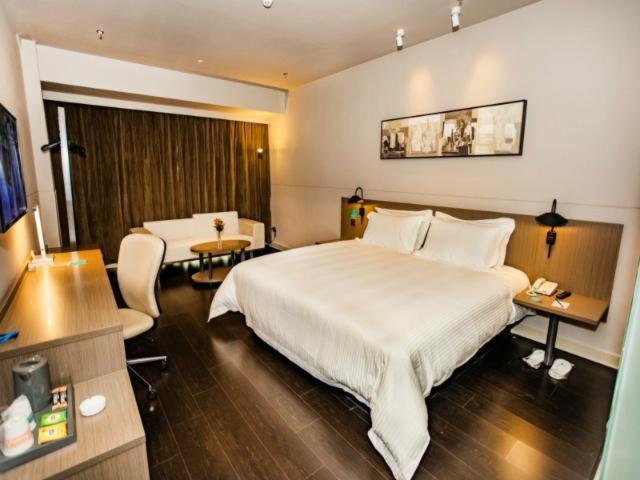 Una cama o camas en una habitación de Jinjiang Inn Select Linyi City Government Tianjin Road Branch