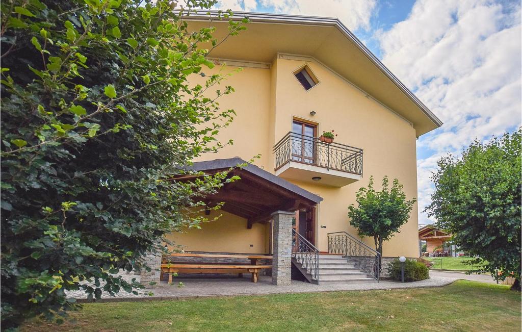 a house with a bench on the side of it at Casa Del Gallo in Gozzano