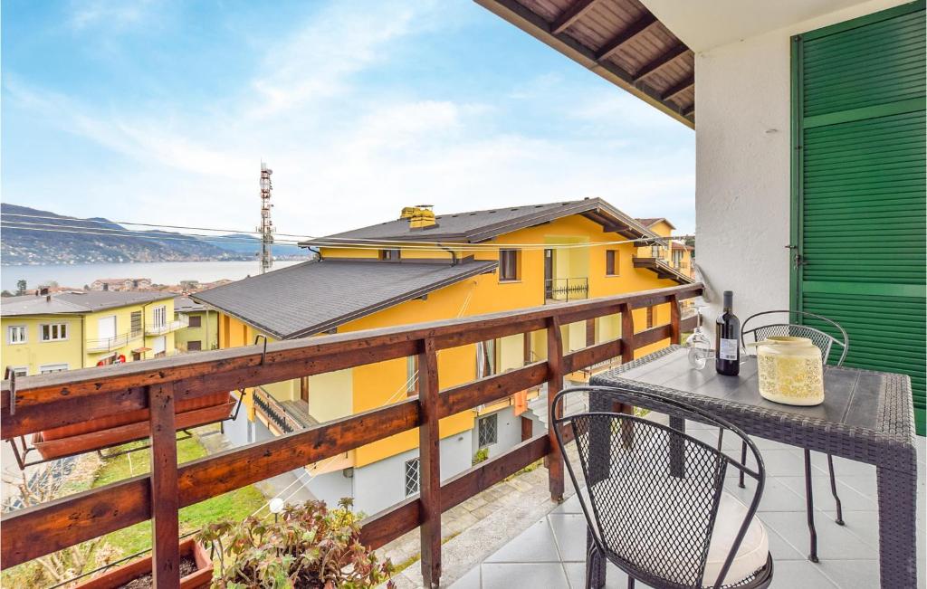 d'un balcon avec une table et une vue sur un bâtiment. dans l'établissement Casa Cinzia, à Baveno