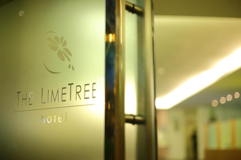 Un certificado, premio, letrero u otro documento en The LimeTree Hotel, Kuching