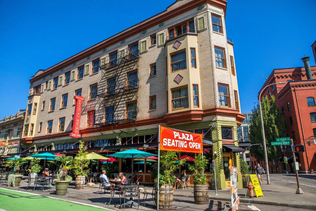 un edificio con un cartel frente a un restaurante en McMenamins Crystal Hotel, en Portland