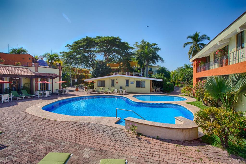 a swimming pool in front of a building at Hotel Garza Canela in San Blas