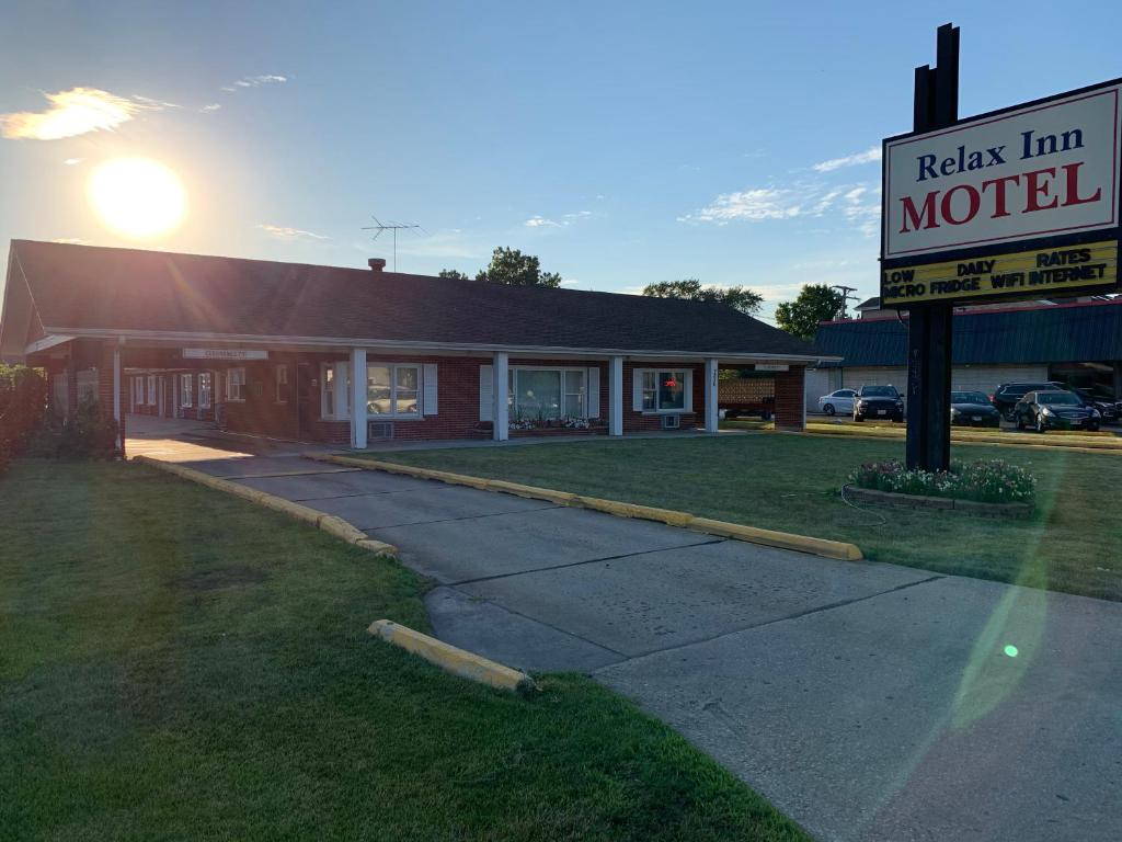 una señal de motel frente a un motel en New Relax Inn Bridgeview, en Bridgeview