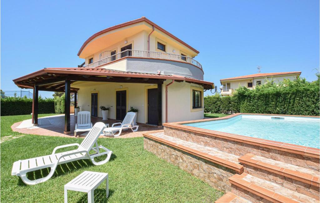 eine Villa mit einem Pool und einem Haus in der Unterkunft Pet Friendly Home In Sangineto Lido With Kitchen in Belvedere Marittimo