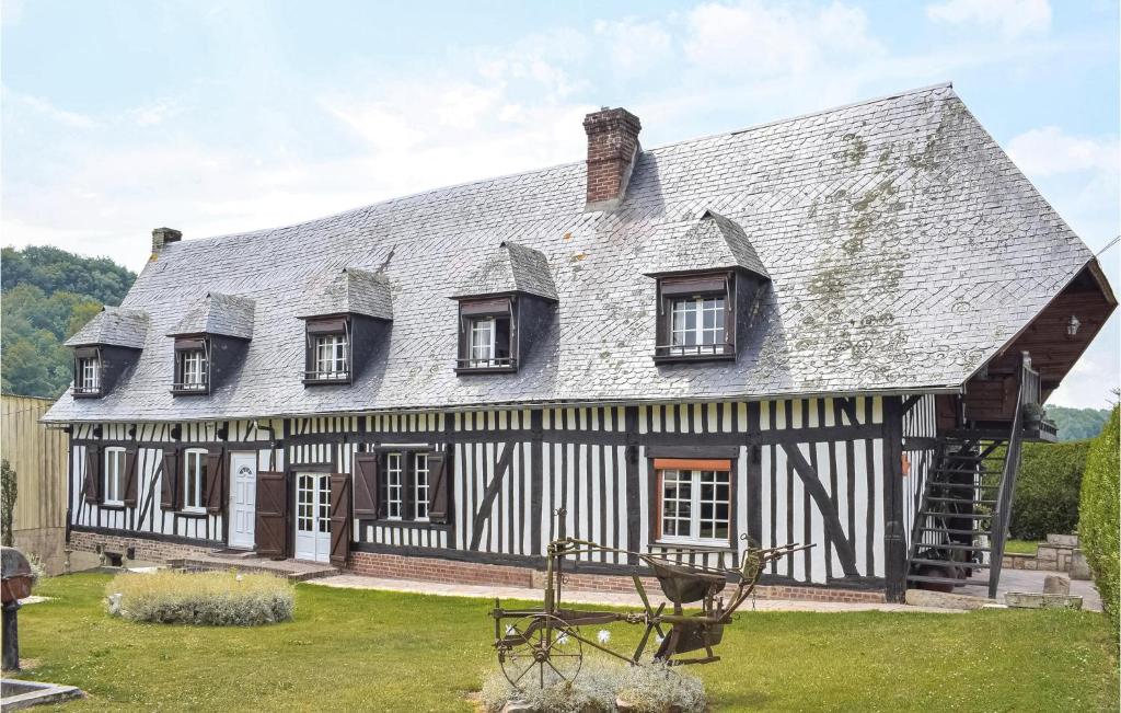 une vieille maison avec un toit à la mansarde dans l'établissement 2 Bedroom Lovely Home In Marques, à Marques