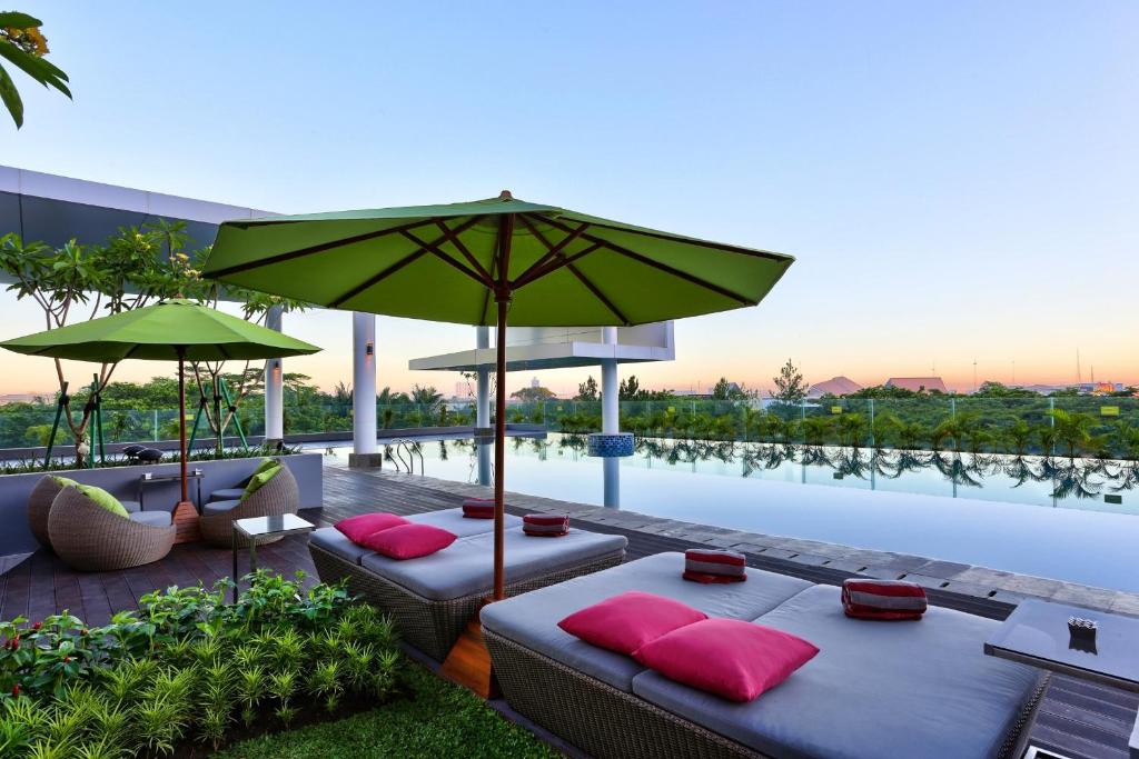 Bazén v ubytování Mercure Serpong Alam Sutera nebo v jeho okolí