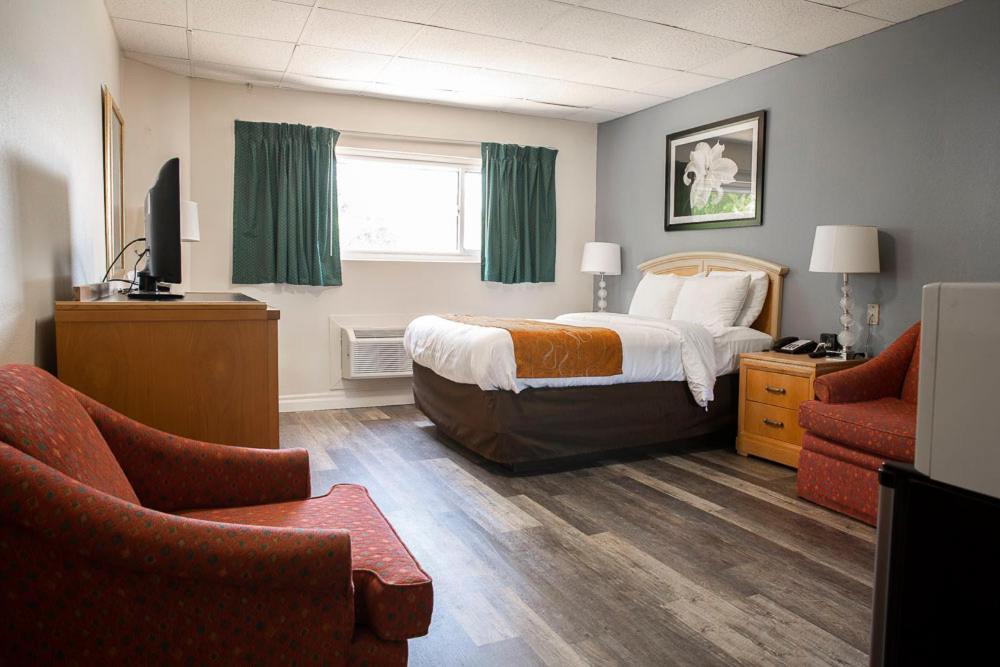 Postel nebo postele na pokoji v ubytování Bedford Motel