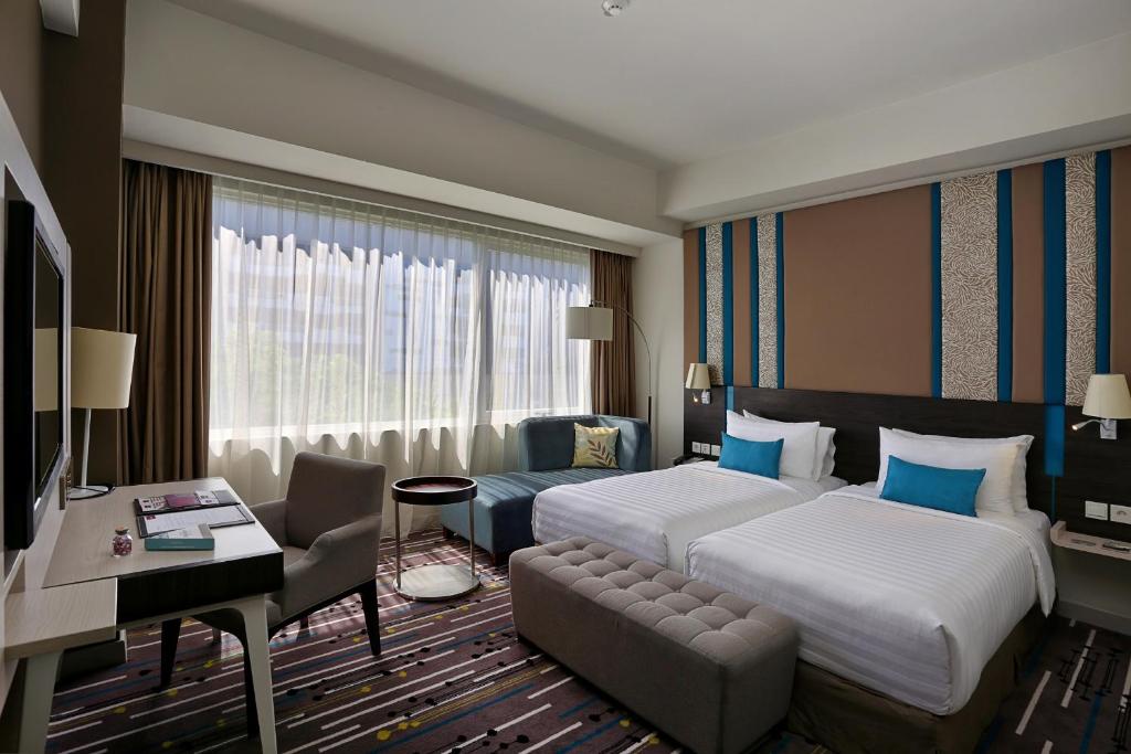 Postel nebo postele na pokoji v ubytování Mercure Serpong Alam Sutera