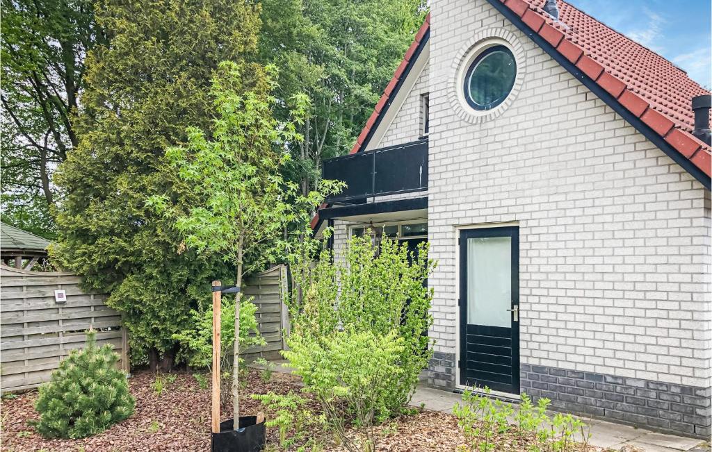een wit bakstenen huis met een zwarte deur bij Residentie De Mors Type Dinkel in Delden