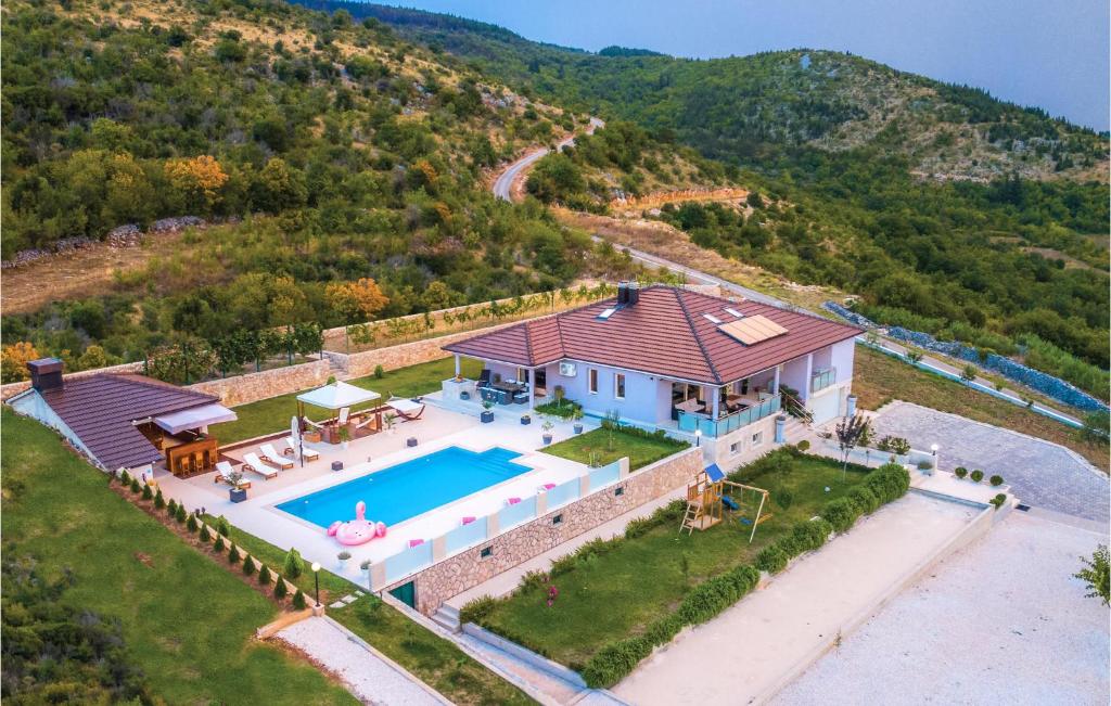 uma vista aérea de uma casa com piscina em Lovely Home In Glavina Donja With Wifi em Donja Glavina