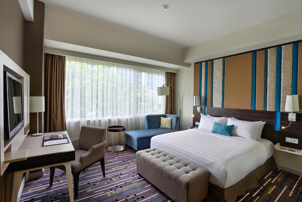 Postel nebo postele na pokoji v ubytování Mercure Serpong Alam Sutera