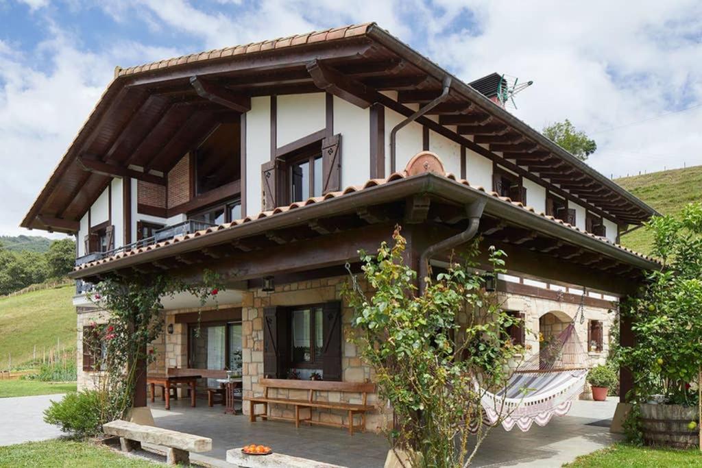 una casa con una mesa delante en Casa rural a 10 minutos de San Sebastian en Asteasu