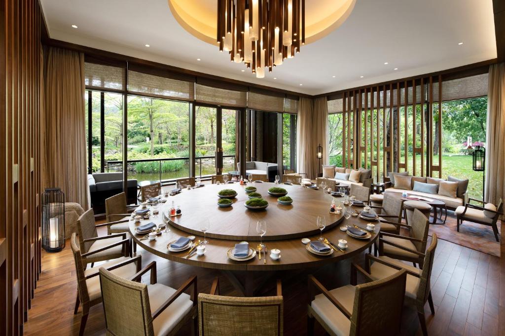 Posezení v ubytování New World Qingyuan Hotel -formerly KHOS QINGYUAN
